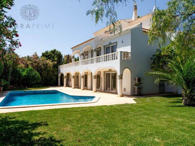 Moradia Augusta com 7 Quartos, Jardim e Piscina Privativa em. 0m² Boliqueime