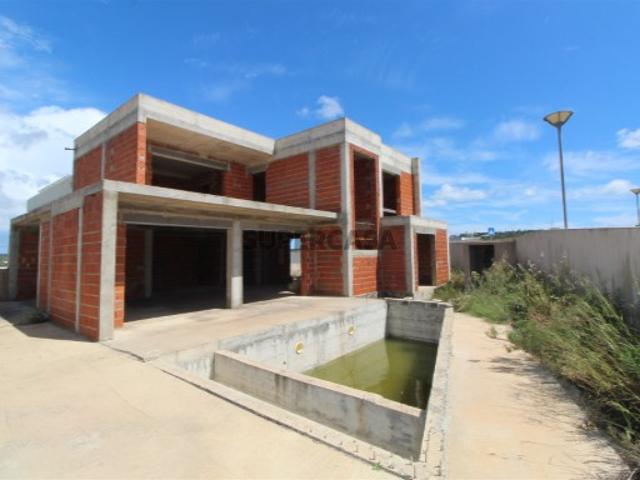 Moradia a concluir com piscina e excelente exposição solar, Lagos
