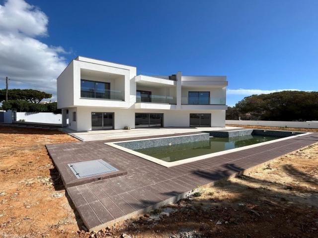 Moradia a estrear com piscina e elevador, a pé da praia, res. 228m² Albufeira e Olhos de Água