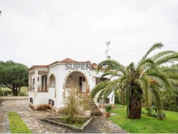Moradia à Venda no Banzão, zona de Colares