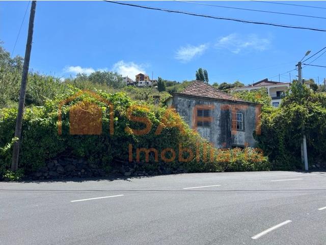 Moradia à Venda na Ribeira Brava com Vista Mar