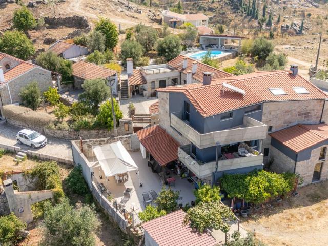 Moradia | Alojamento Local | Café Atelier | Piscina | Garagem | Ruína e terrenos agrícolas