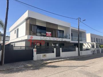 Moradia, Amora