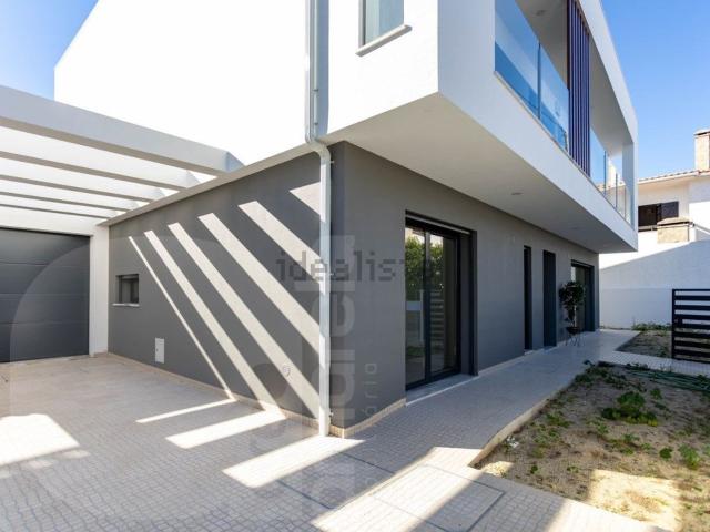 Moradia, Amora