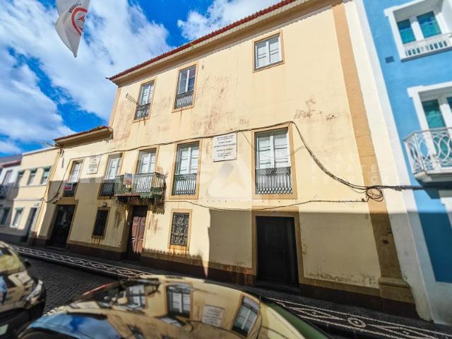 Moradia Ampla com quintal no Centro Histórico de Ponta Delgada