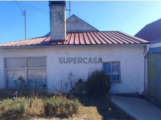 Moradia, anexos e terreno com furo, a poucos minutos da cidade de Ourem