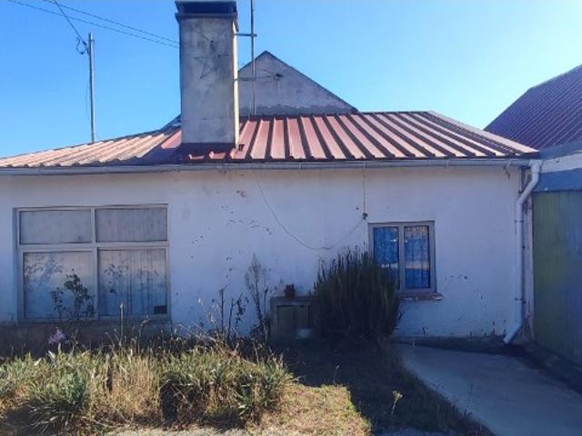Moradia, anexos e terreno com furo, a poucos minutos da cidade de Ourem