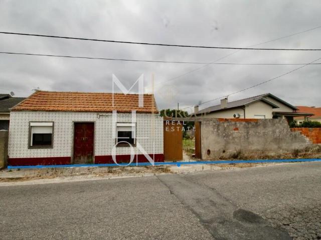 Moradia antiga, tipo T2, com 3730 m2 de terreno, na Gafanha Boa Hora Vagos