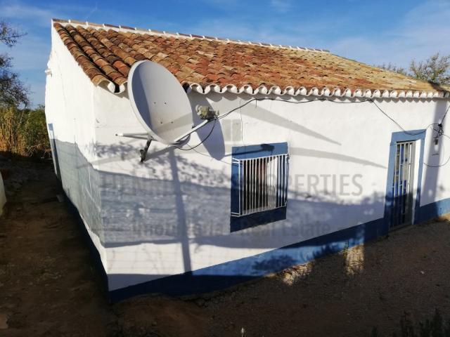 Moradia antiga, inserida em terreno com 800m2