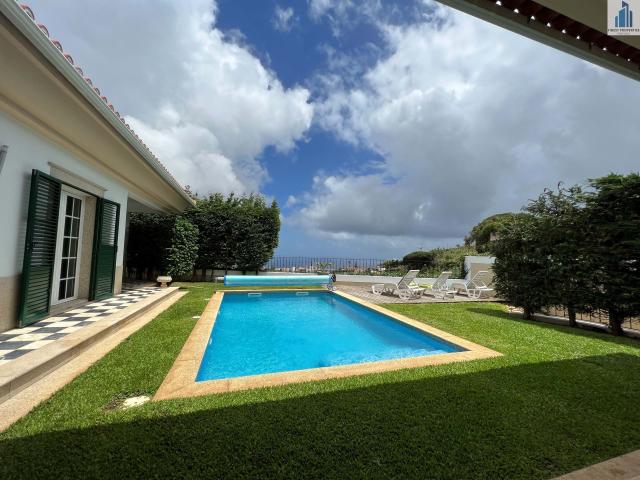 Moradia Bungalow Térrea T4 de Luxo de Arquitectura Tradicional Madeirense com vista definitiva para o mar totalmente renovada