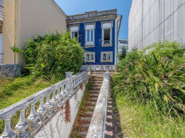 Moradia Burguesa Portuense com Jardim, Terraço e Elevado Potencial de Valorização