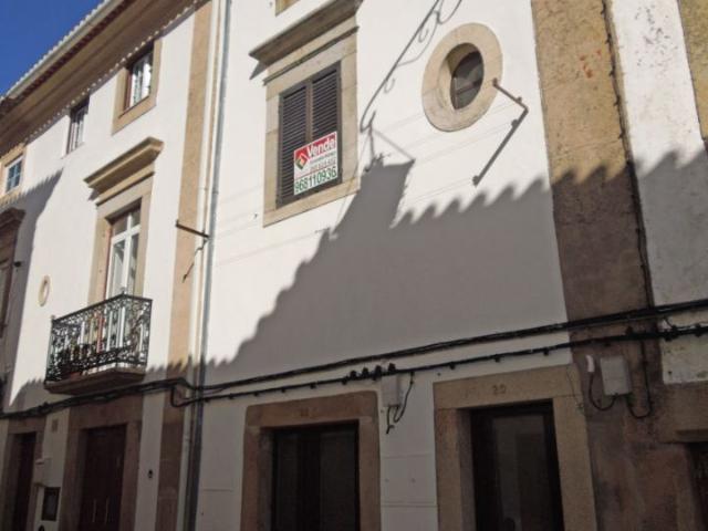 Moradia banda T2+T3, bem localizada no centro de Castelo de Vide, junto à igreja Matriz