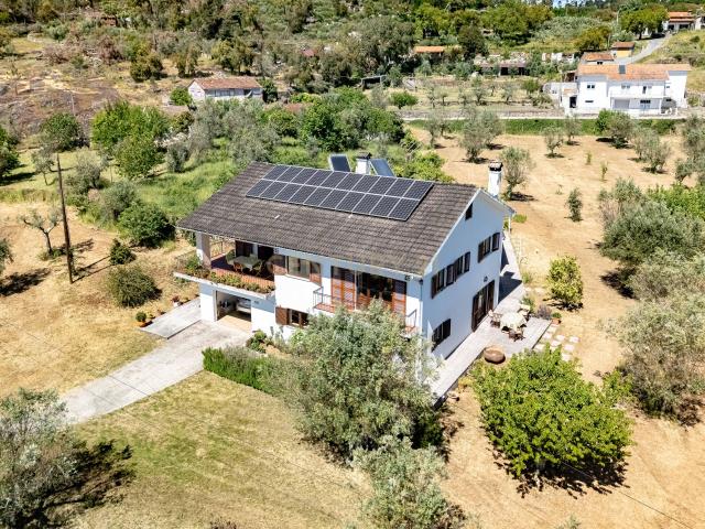 Moradia bi familiar, com 8020 m² de terreno | Natureza, privacidade e potencial de rentabilidade | Pedrógão Pequeno Sertã