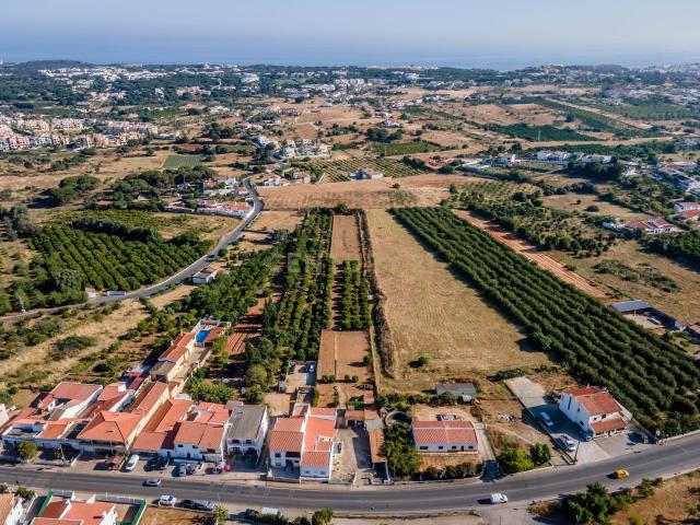 Moradia Bi familiar com Terreno e Estacionamento Privado, Albufeira