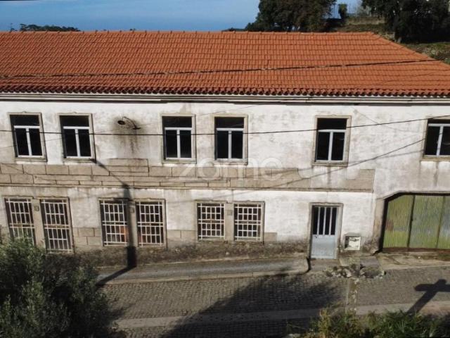Moradia Bi Familiar junto à Igreja de Escariz, Arouca