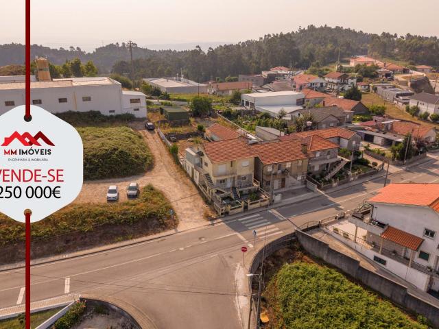 Moradia Bi familiar | Lote de 588 m² | Investimento | Paços de Ferreira