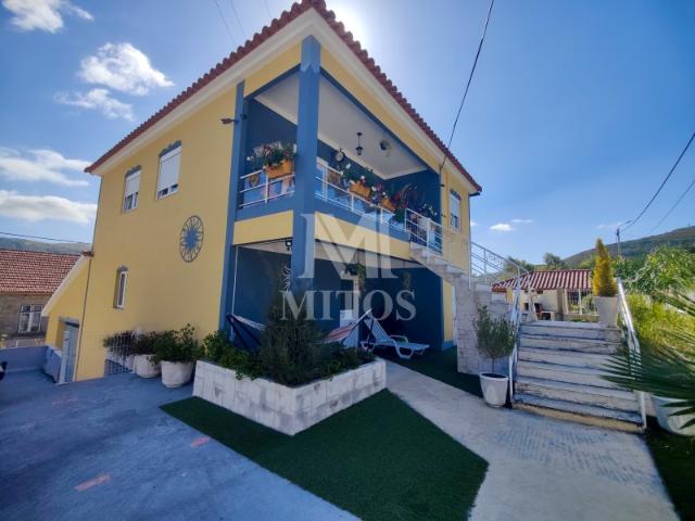 Moradia Bi familiar, situada em Covas