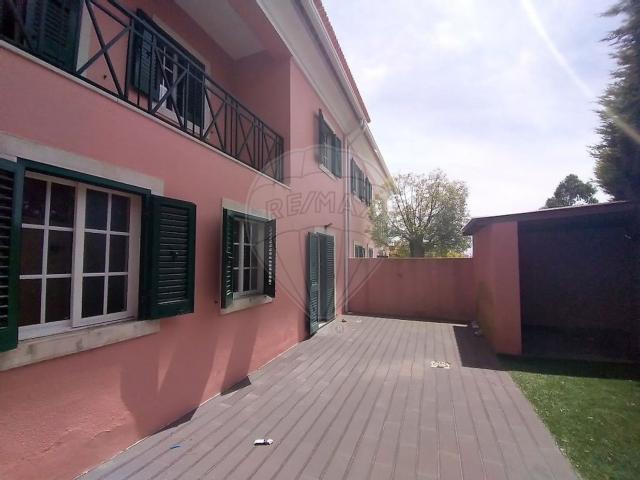 Moradia Bi Familiar T5 com logrador amplo e espaço para esta. 200m² Rio De Mouro