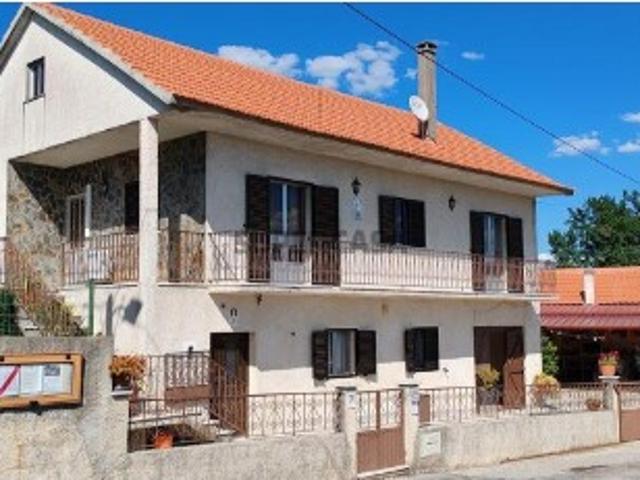 Moradia bi familiar T5 em Graça de 215 m²