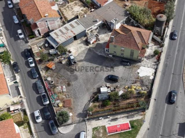 Moradia Bi Familiar T3+T3 | 1600 m² de Terreno | Oportunidade de Investimento em Trajouce Cascais