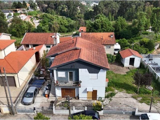 Moradia Bi Familiar T3+T3 com Jardim e Logradouros