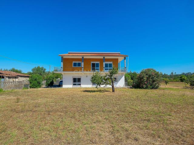 Moradia Bifamiliar c/ terreno urbanizável de 10.500 m² – Ourém EN113