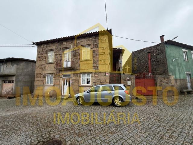 Moradia bifamiliar em granito com espaço exterior