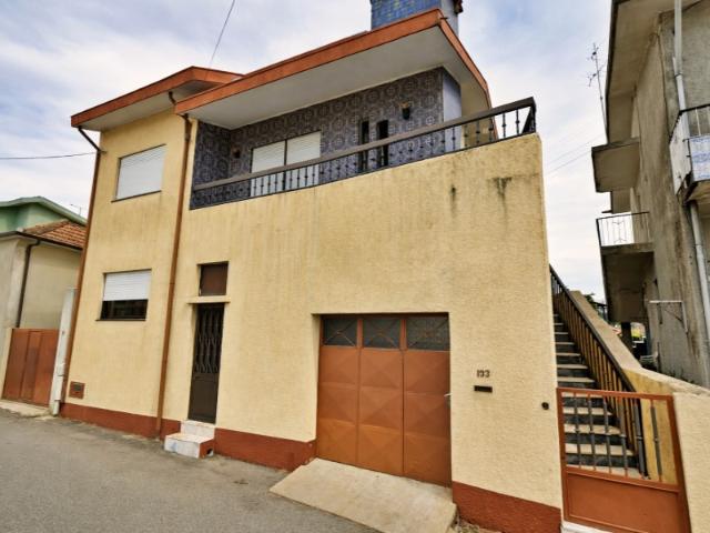 Moradia bifamiliar em São Romão do Coronado