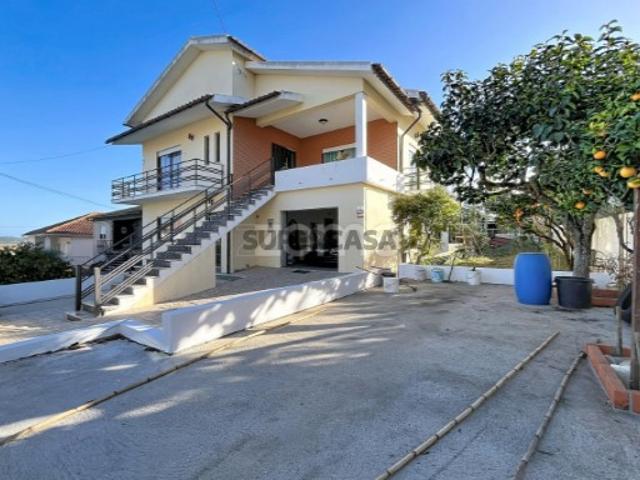 Moradia bifamiliar, isolada com logradouro, espaço exterior e Vistas