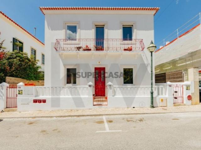 Moradia Bifamiliar T10 com Piscina e Elevada Rentabilidade Parede Sul, Vista Mar