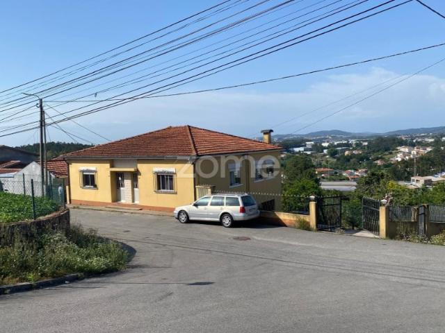Moradia Bifamiliar T2 + T2 com jardim