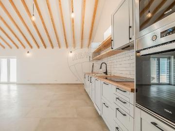 Moradia Bifamiliar T3+1, totalmente remodelada, com logradou. 170m² Moledo e cristelo