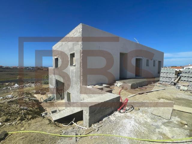 Moradia Bifamiliar T3+T2 em Construção | Lote 1.800 m² a 7 Min. da Ericeira