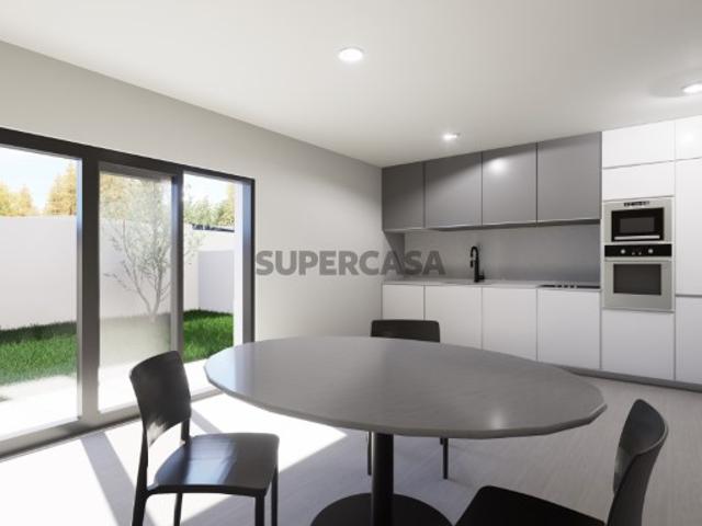 Moradia Bifamiliar T3 de Arquitetura Contemporânea com Piscina Covilhã