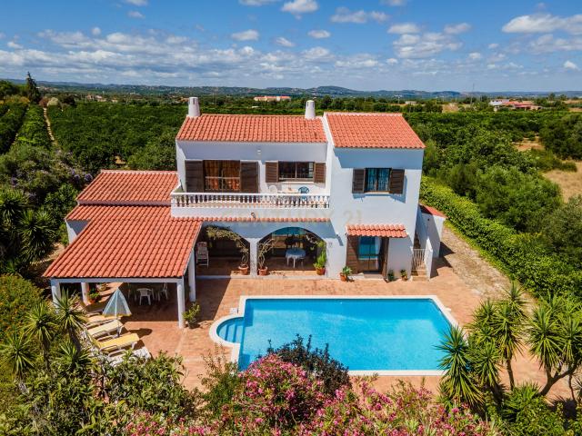Moradia Bifamiliar T3 + T1 com Piscina junto aos Campos de Golfe de Alcantarilha