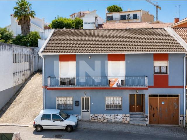 Moradia Bifamiliar T4 + T1 com garagem nas Paredes, em Alenquer!