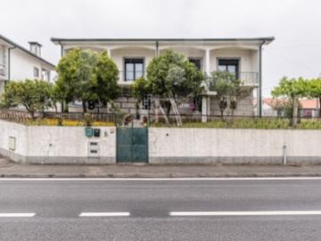 Moradia Bifamiliar T6 em Medelo, Fafe
