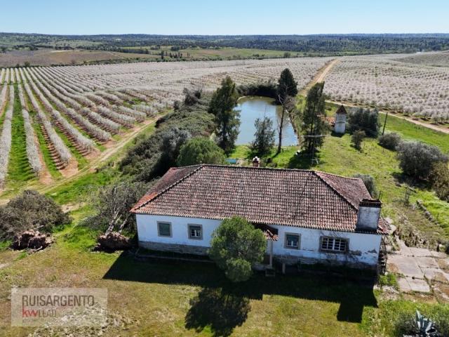 Moradia Casa de Campo, Barracoes, Barragem inseridos num terreno de 2ha no Ladoeiro