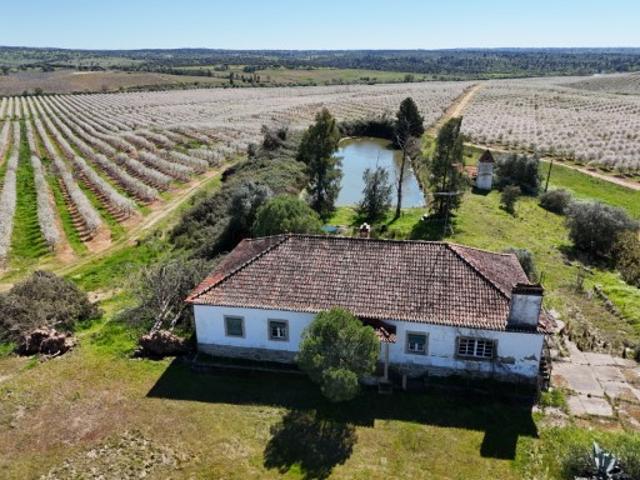 Moradia Casa de Campo, Barracoes, Barragem inseridos num terreno de 2ha no Ladoeiro