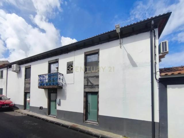 Moradia Centenária com História, Charme e Conforto Moderno. Vendida no conceito chave na mão