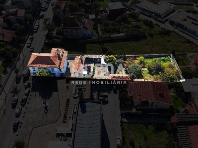 Moradia centenária com história, terreno amplo e casa independente, a poucos minutos da praia