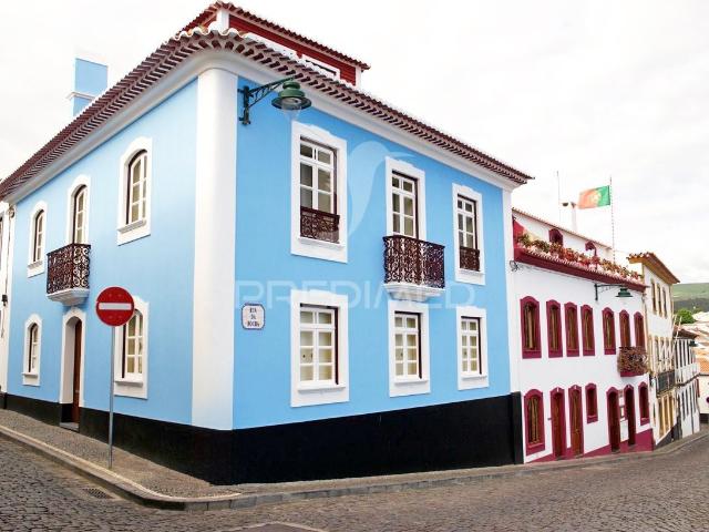 Moradia centenária no coração de Angra do Heroísmo, com vista privilegiada para a baía