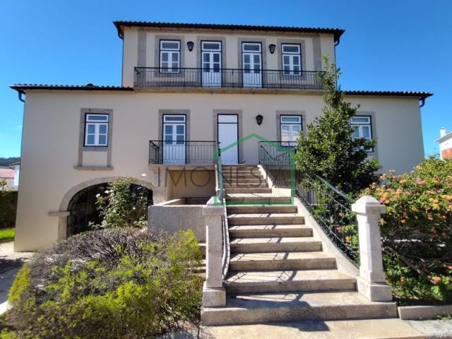 Moradia Centenária T4 localizada em Viana do Castelo Meadela com jardim