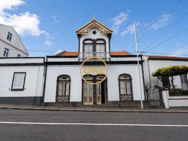 Moradia Centenária T5 | Tradição, História e Potencial no Coração de Vila Franca do Campo