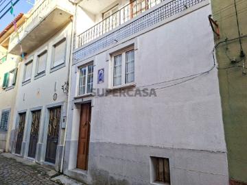 Moradia Central no Fundão com Garagem Ampla
