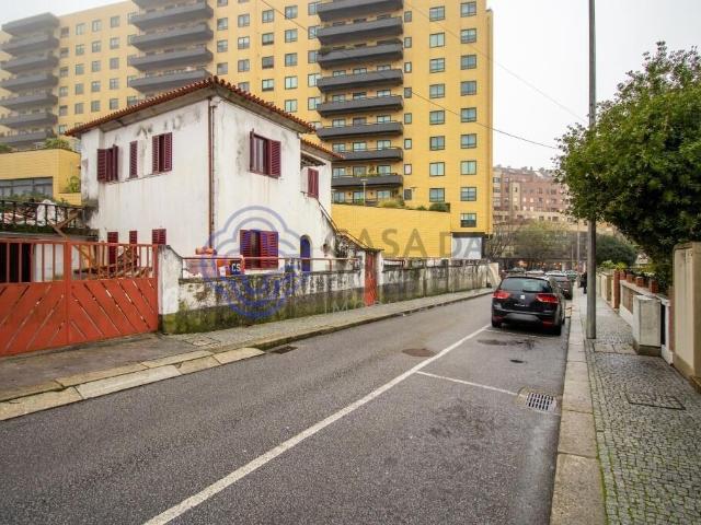 Moradia Charmosa para Recuperação Total em Localização Privi. 128m² Mafamude