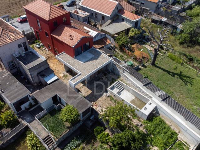 Moradia Chave na Mão T5 com 4 suites, piscina, jardim e vistas da cidade do Porto