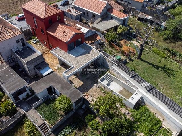 Moradia Chave na Mão T5 com 4 suites, piscina, jardim e vistas da cidade do Porto