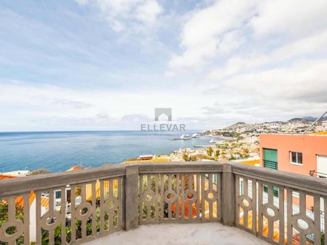 MORADIA CLÁSSICA NA ZONA RUA CONDE CARVALHAL COM VISTA MAR