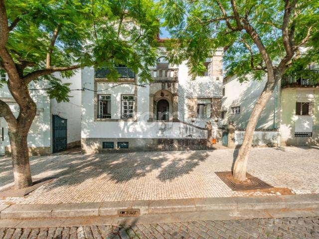 Moradia Clássica com Jardim no Centro Histórico de Guimarães